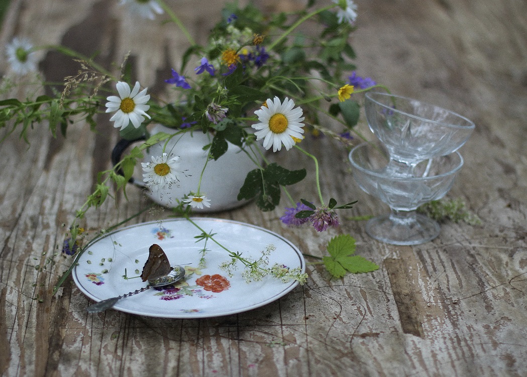 С бабочкой...