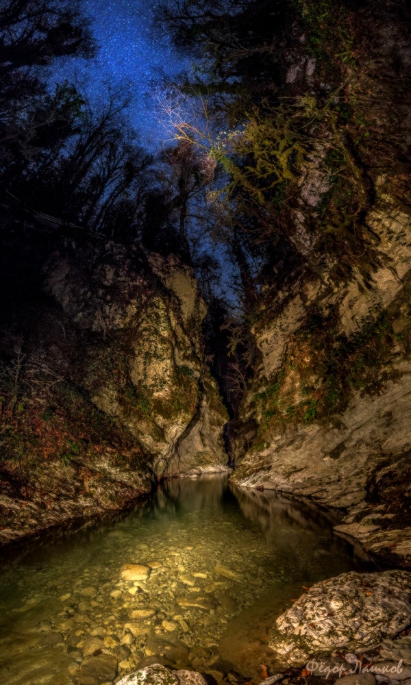 Ночное ущелье.