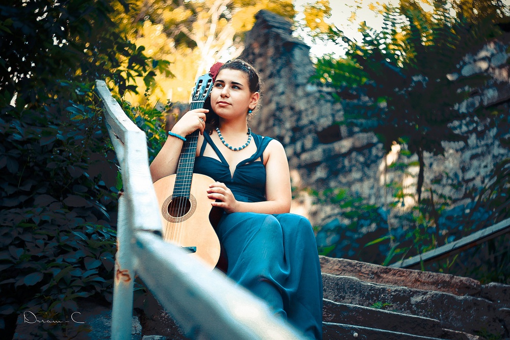 а ей всего шестнадцать.. (из серии уличных музыкантов)