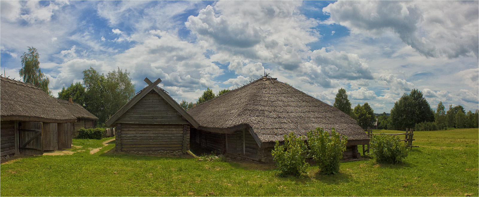 На задворках