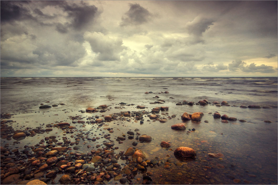 Камни умеют молчать...