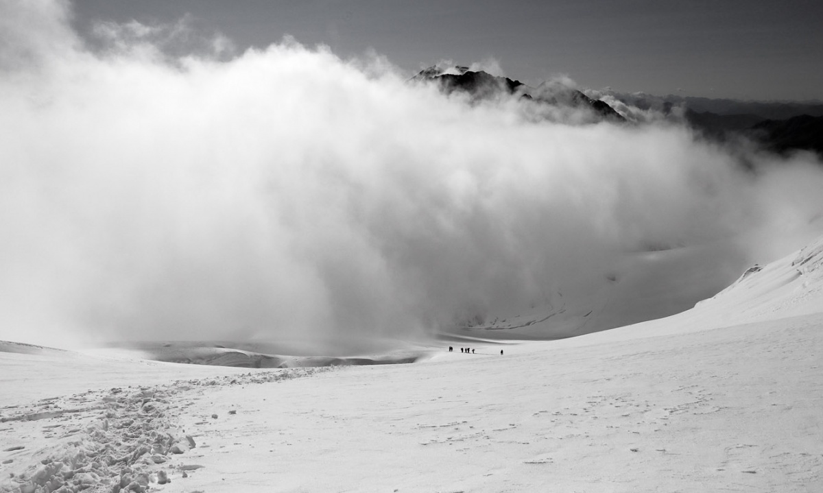 Люди идут по свету