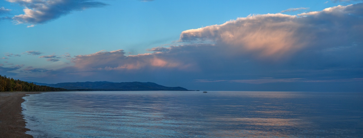 Небо и озеро.