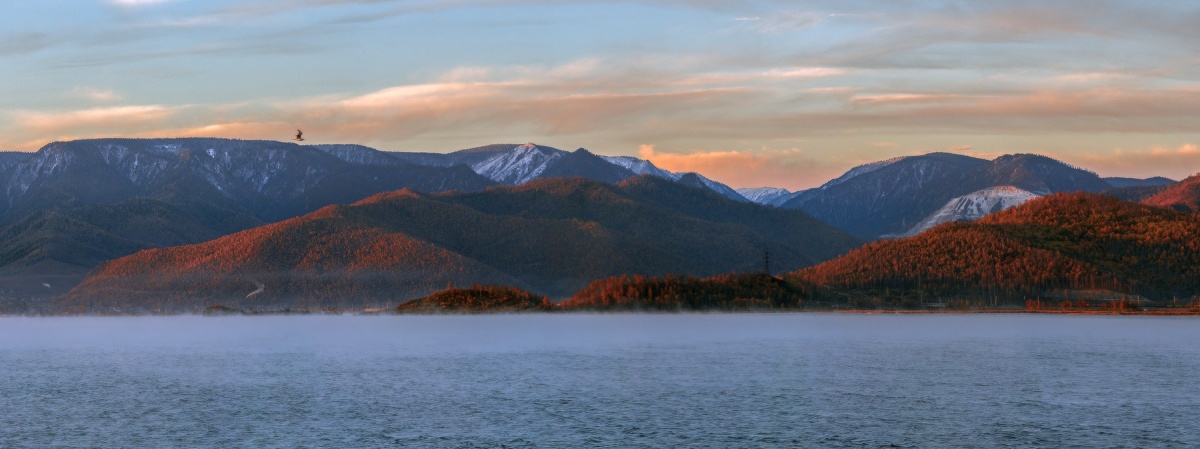 Горный хребет на рассвете.