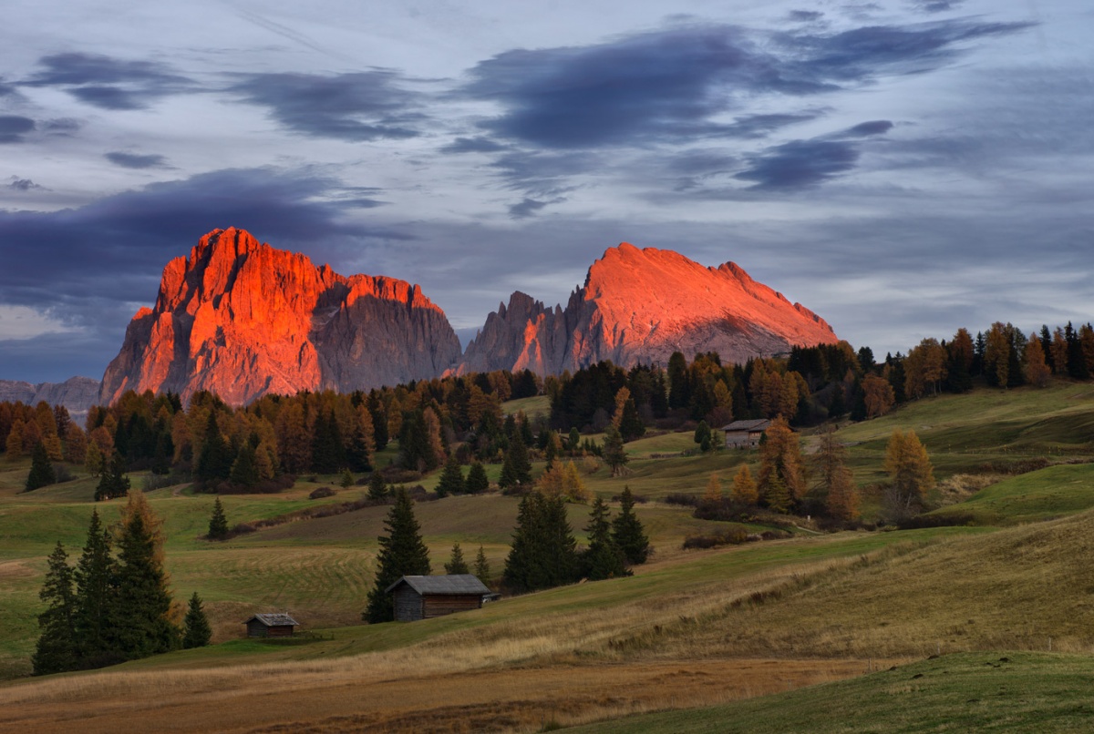 горящие скалы, закат на Alpe di Siusi