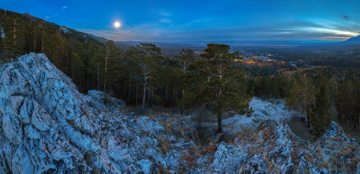 Внизу огни посёлка Аршан.