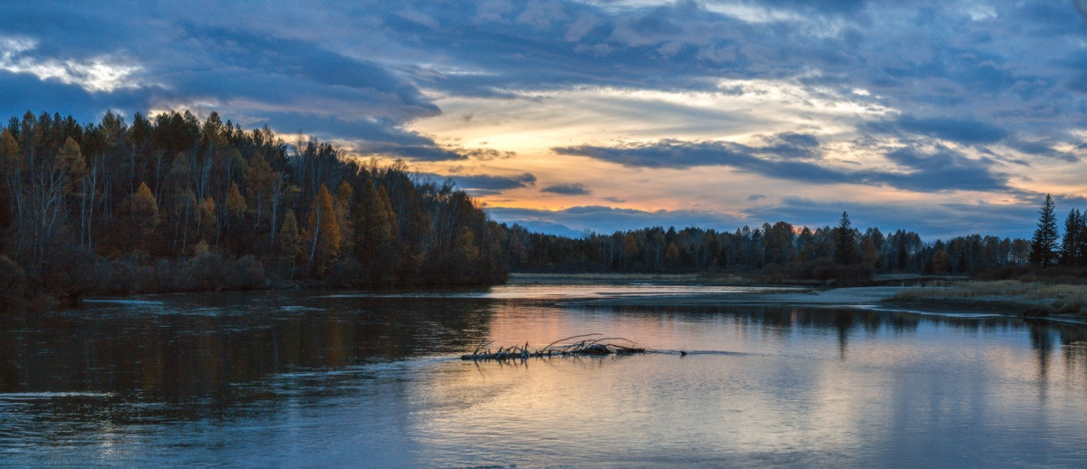 Вечереет, затих закат.