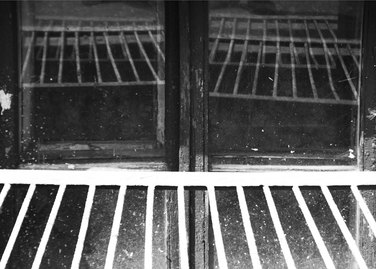 За решеткой