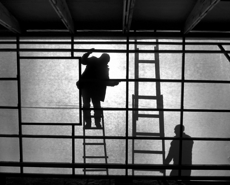 За решеткой