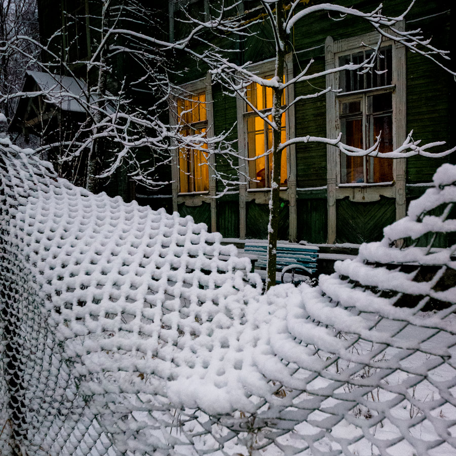 "За решеткой"