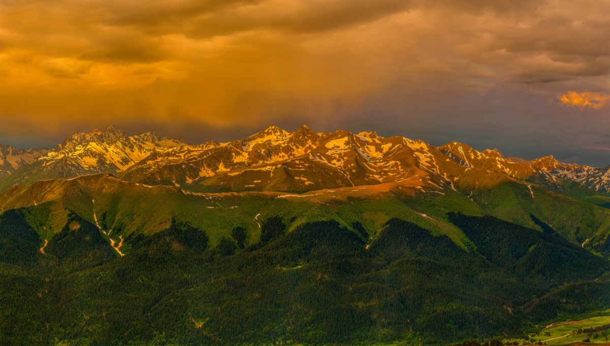 Янтарное освещение.