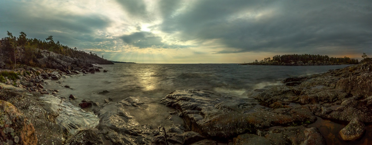 Яркая луна над шхерами.