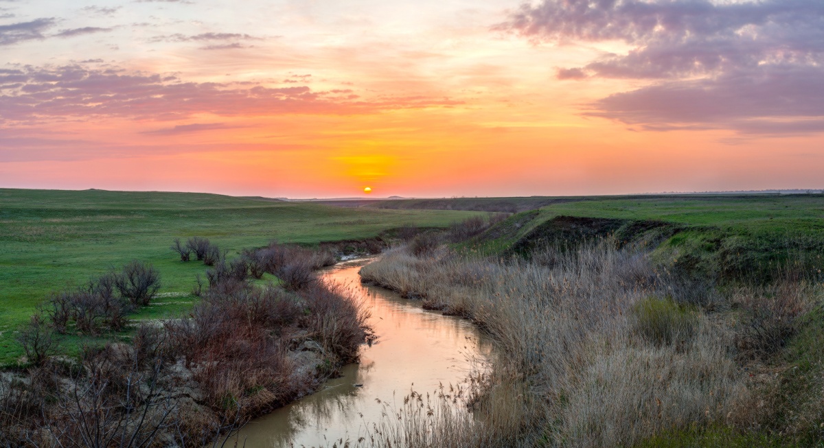 Степная река.