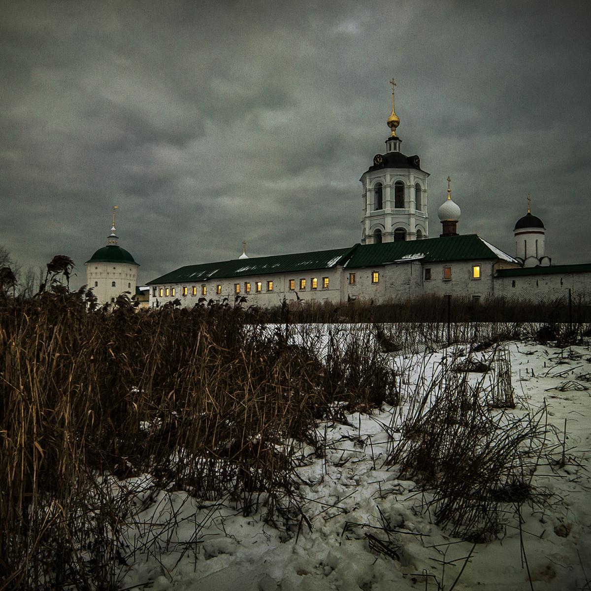 Свет в кельи..