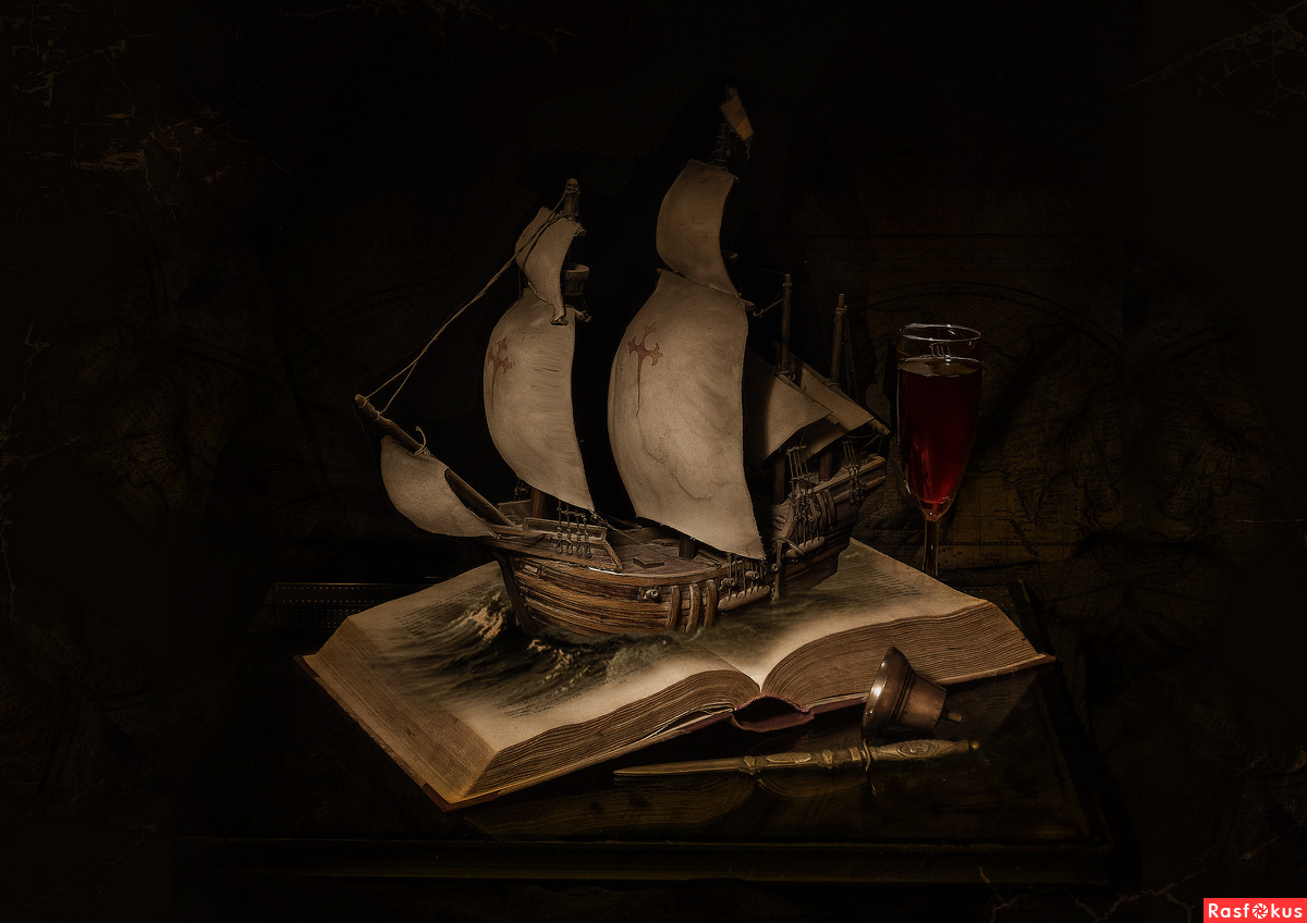 бригантина поднимает паруса