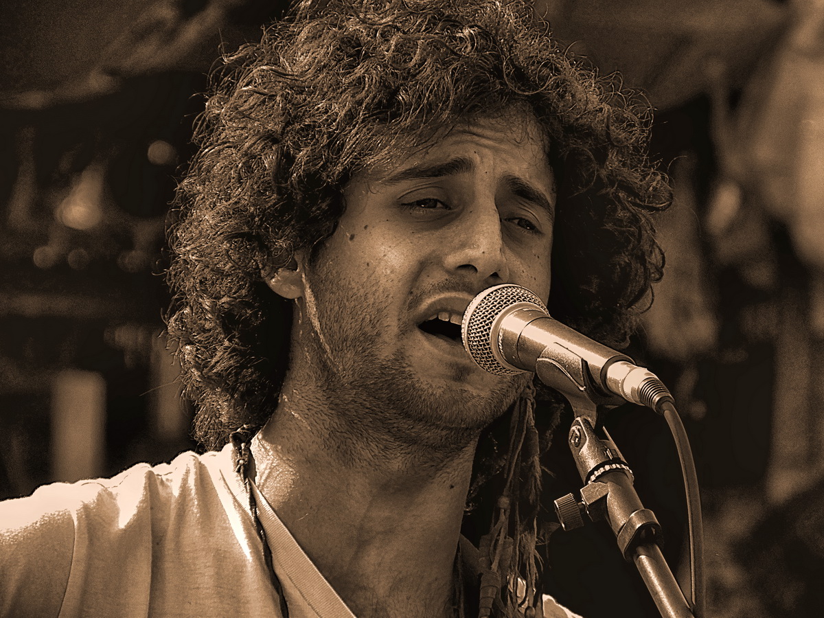 УЛИЧНЫЙ ПЕВЕЦ