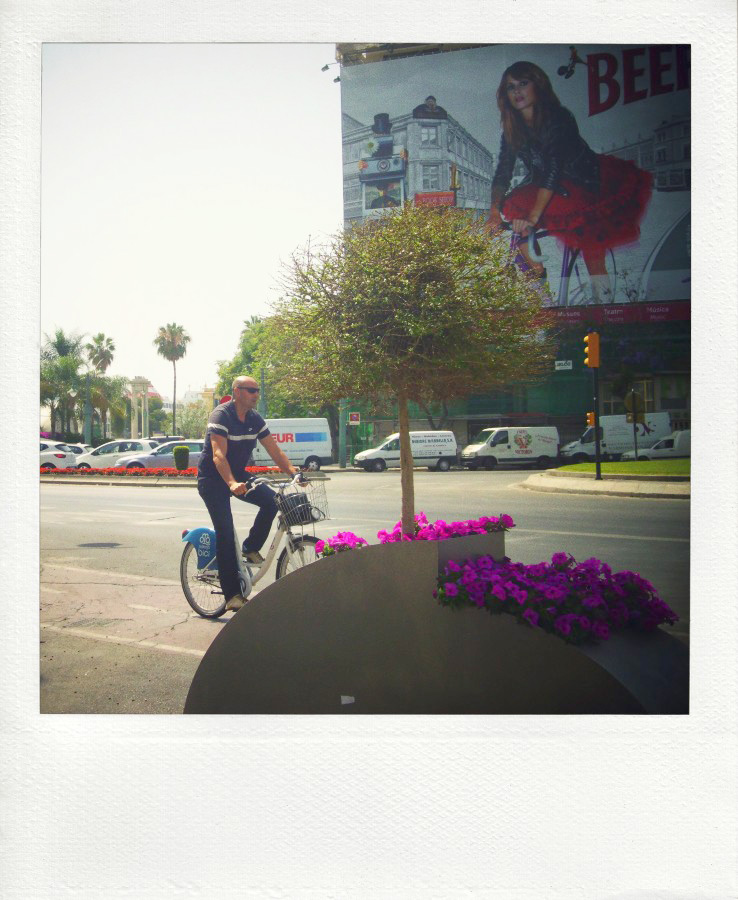 Как все стоим мы вкруг земного шара