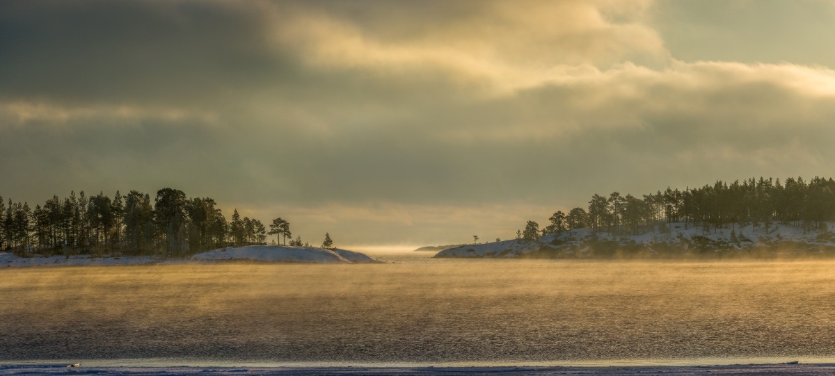 Там, вдали, дымится туманом сама Ладога.