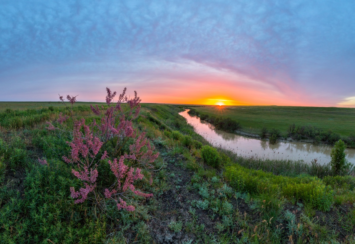 Степная река.
