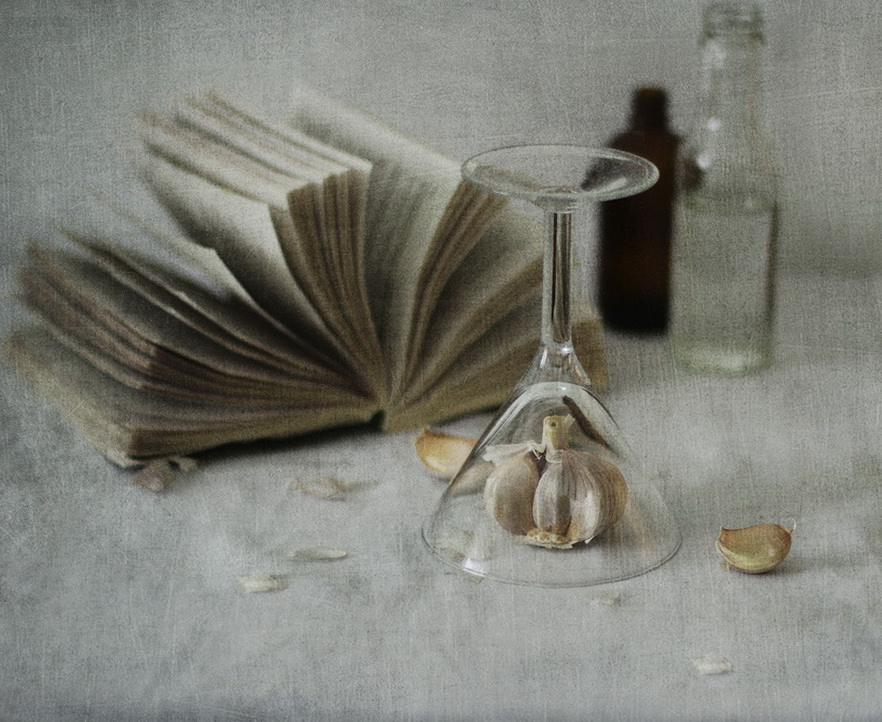 С чесноком...