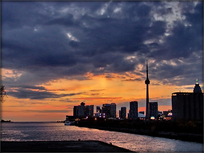 і плыве карабель...