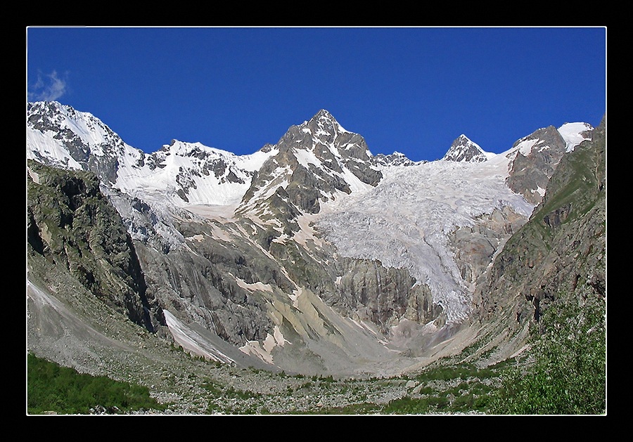 Пейзаж безграничный вершин в серебре....