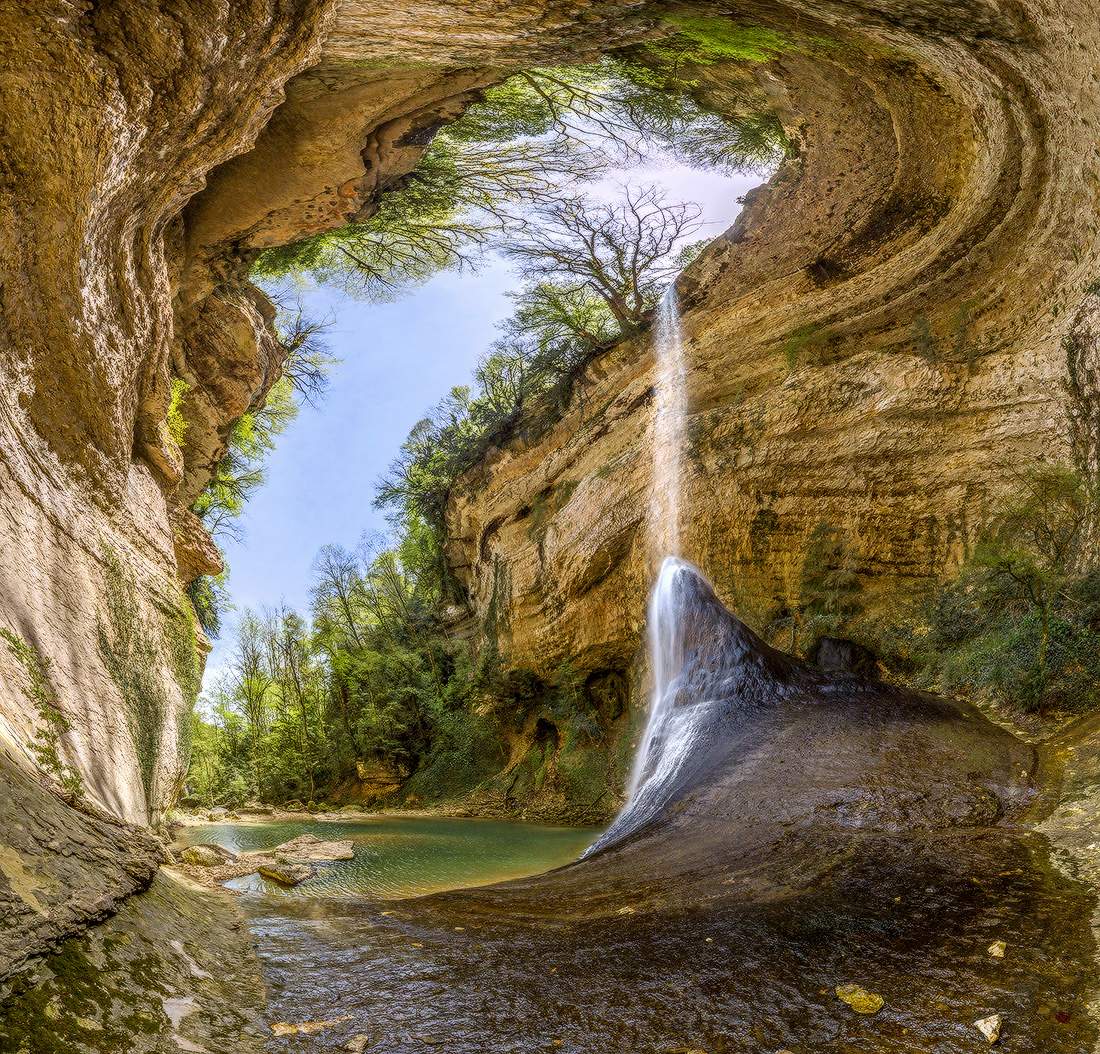Водопад в ущелье.