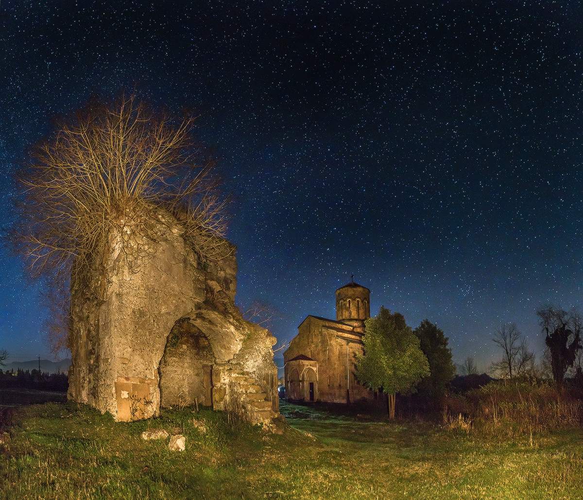 Под звёздами.