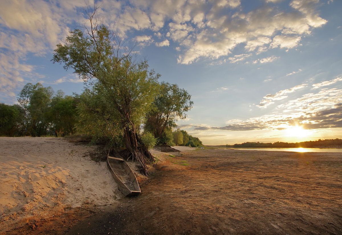 Отступила река..