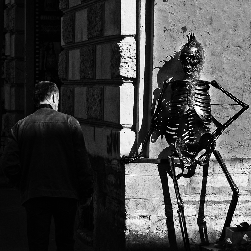 женщина,ждущая идеального мужчину..