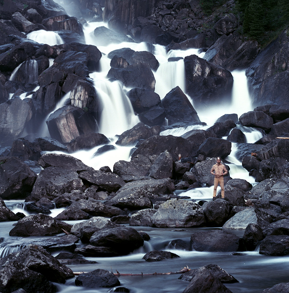 С великаном.