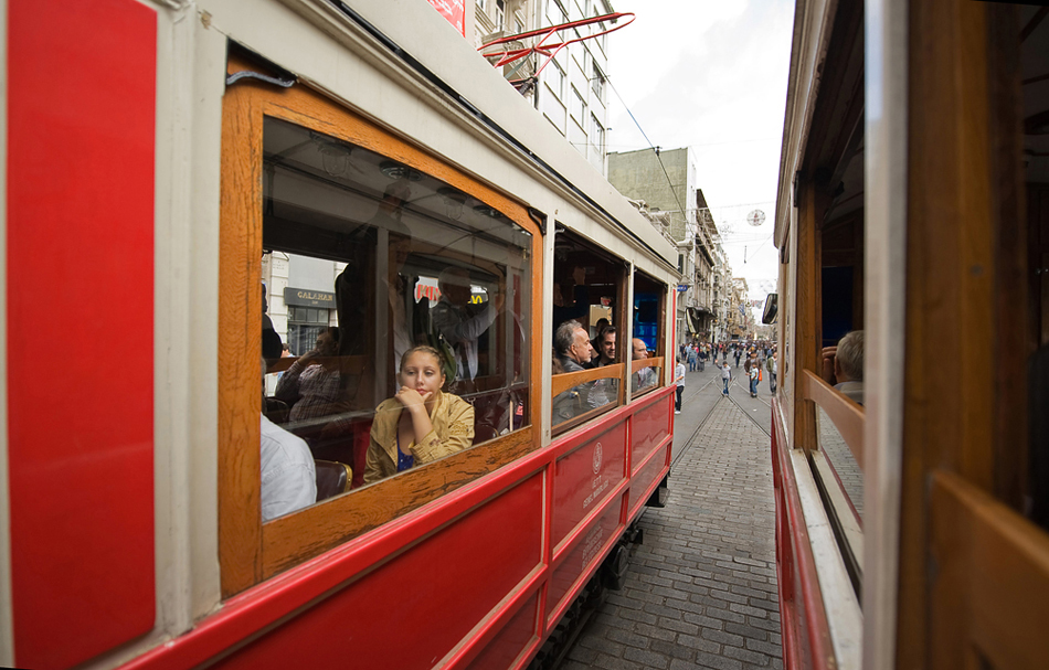 Три цвета: Красный