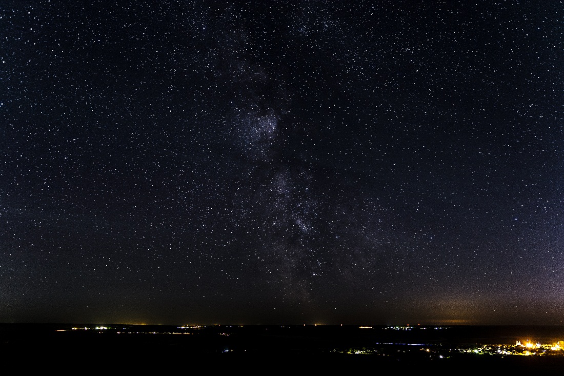 Под звездами.