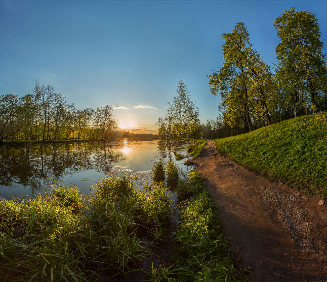 Прогуляться по тропинке, вдоль озера.