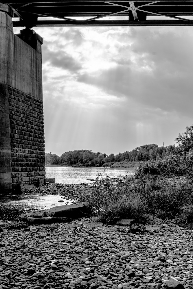 лучи под мостом