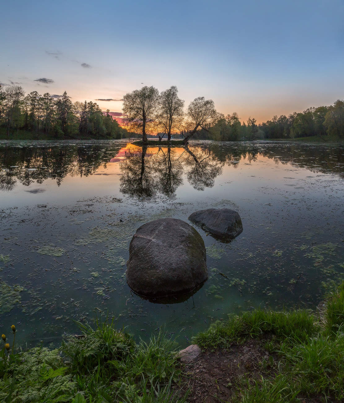 Камни и остров.