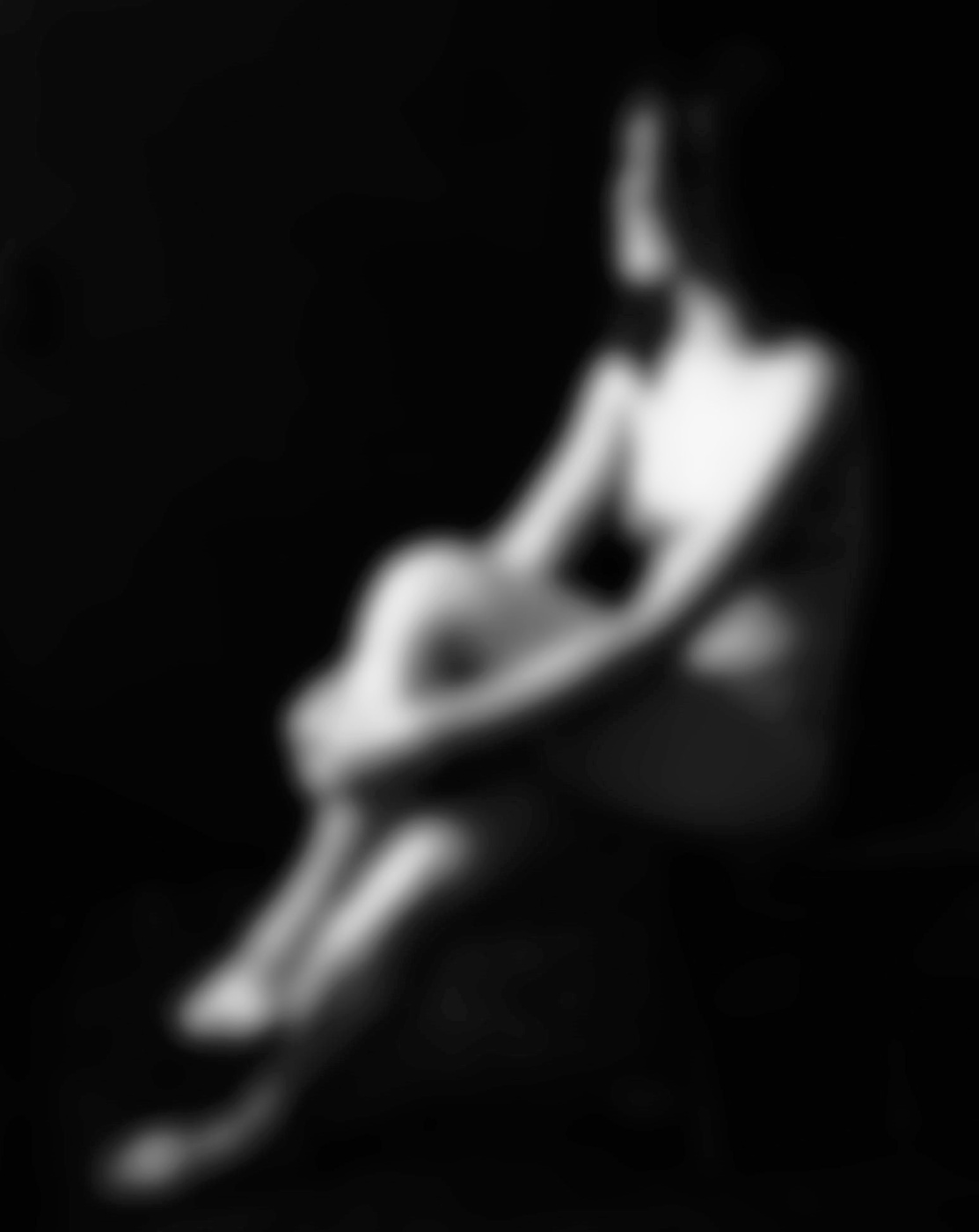 Она сидела у окна, пока он готовил ей кофе ...