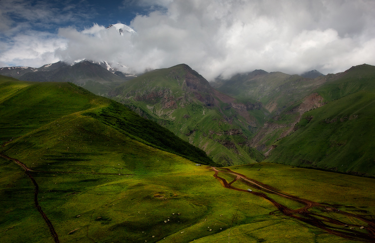 Казбек почти не виден...