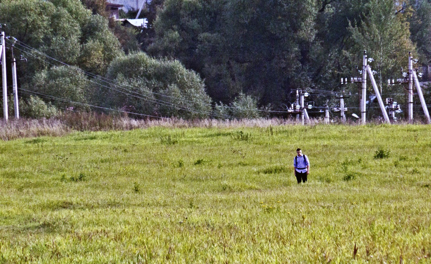 Из дома вышел человек