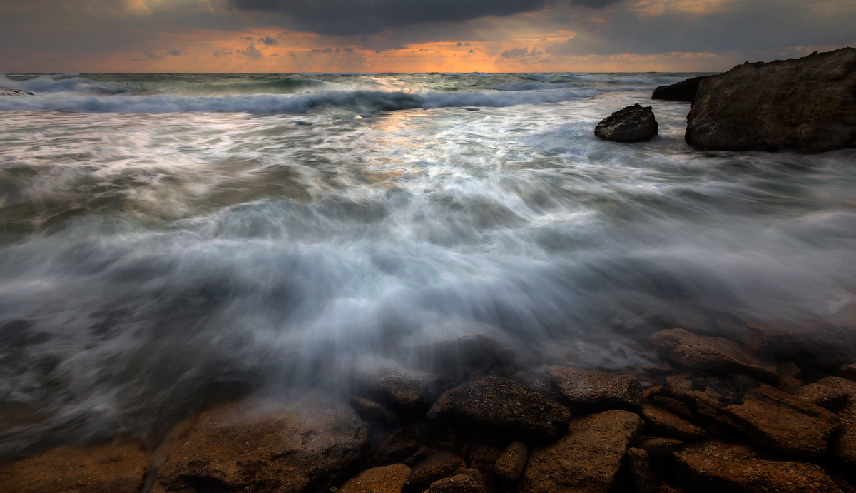 Музыка прибоя...