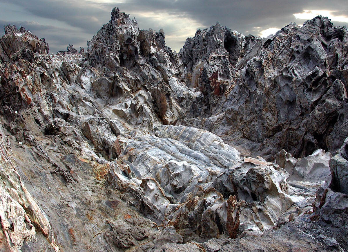 Они обступили поверженного