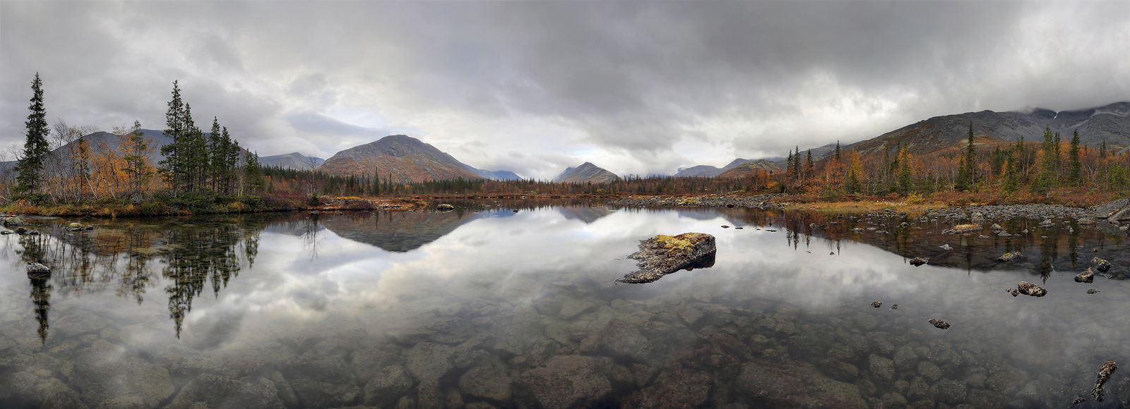 Хмурое утро на Полигональном озере...