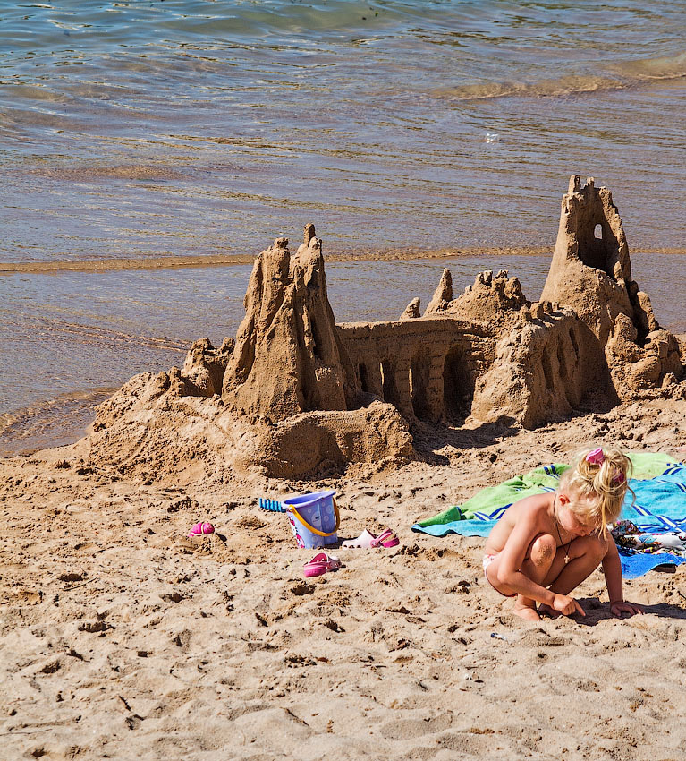 Про девочку и замок из песка