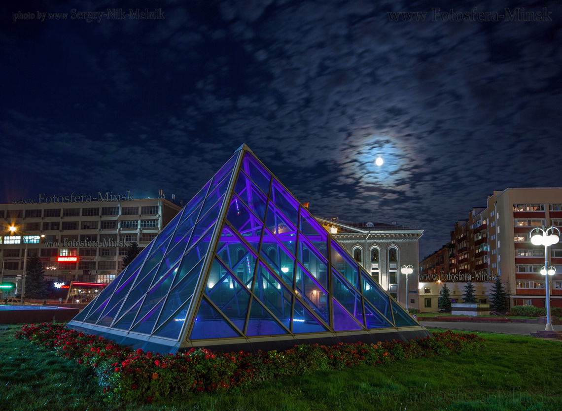 Срочное возведение лунных пирамид...