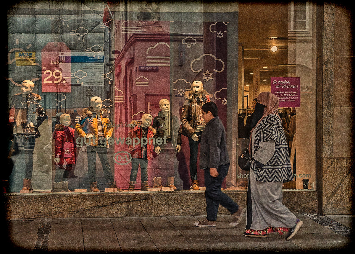 Они идут, а немцы.... словно заколдованные.....