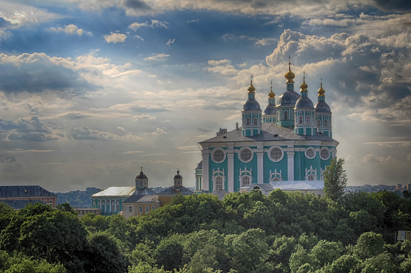 Возвышаясь над городом