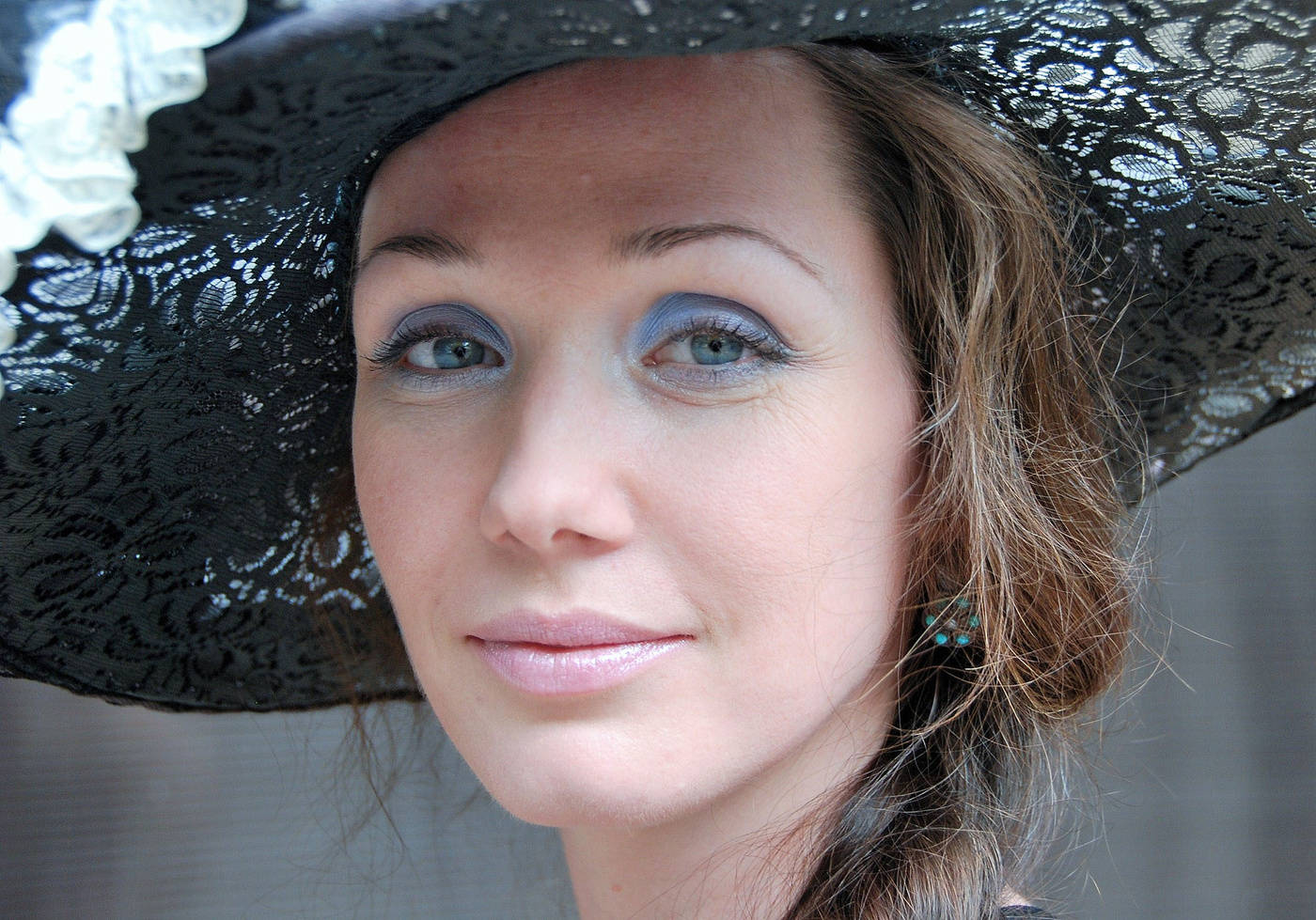 "Красивая, упрямая вы сотканы из роз ..."