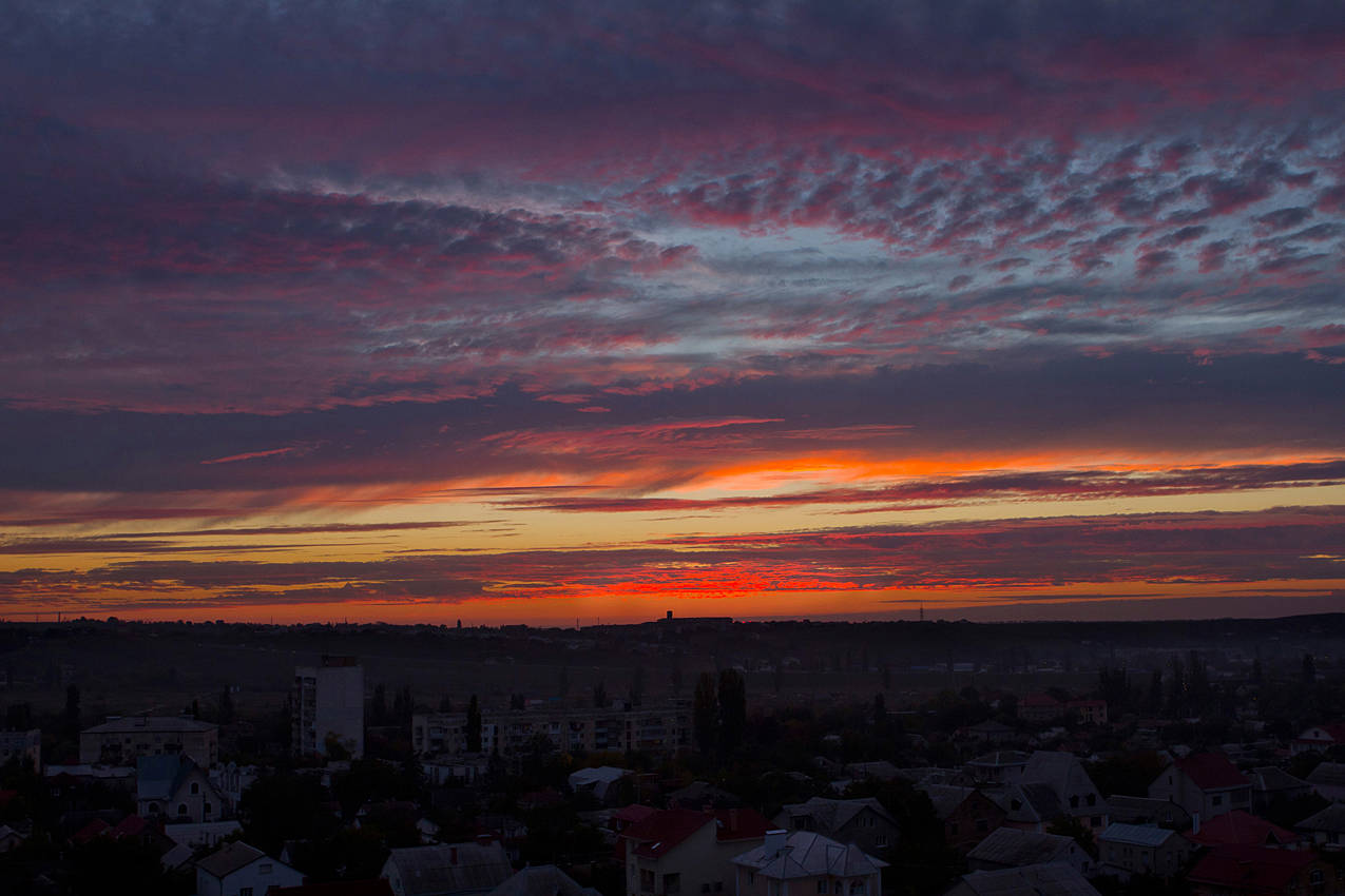 Свет дают небеса.