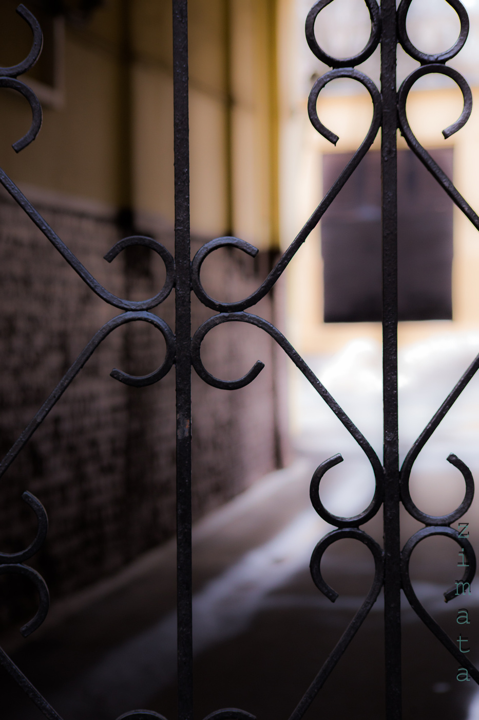 за воротами