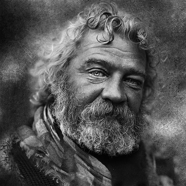 улыбающийся встречным людям